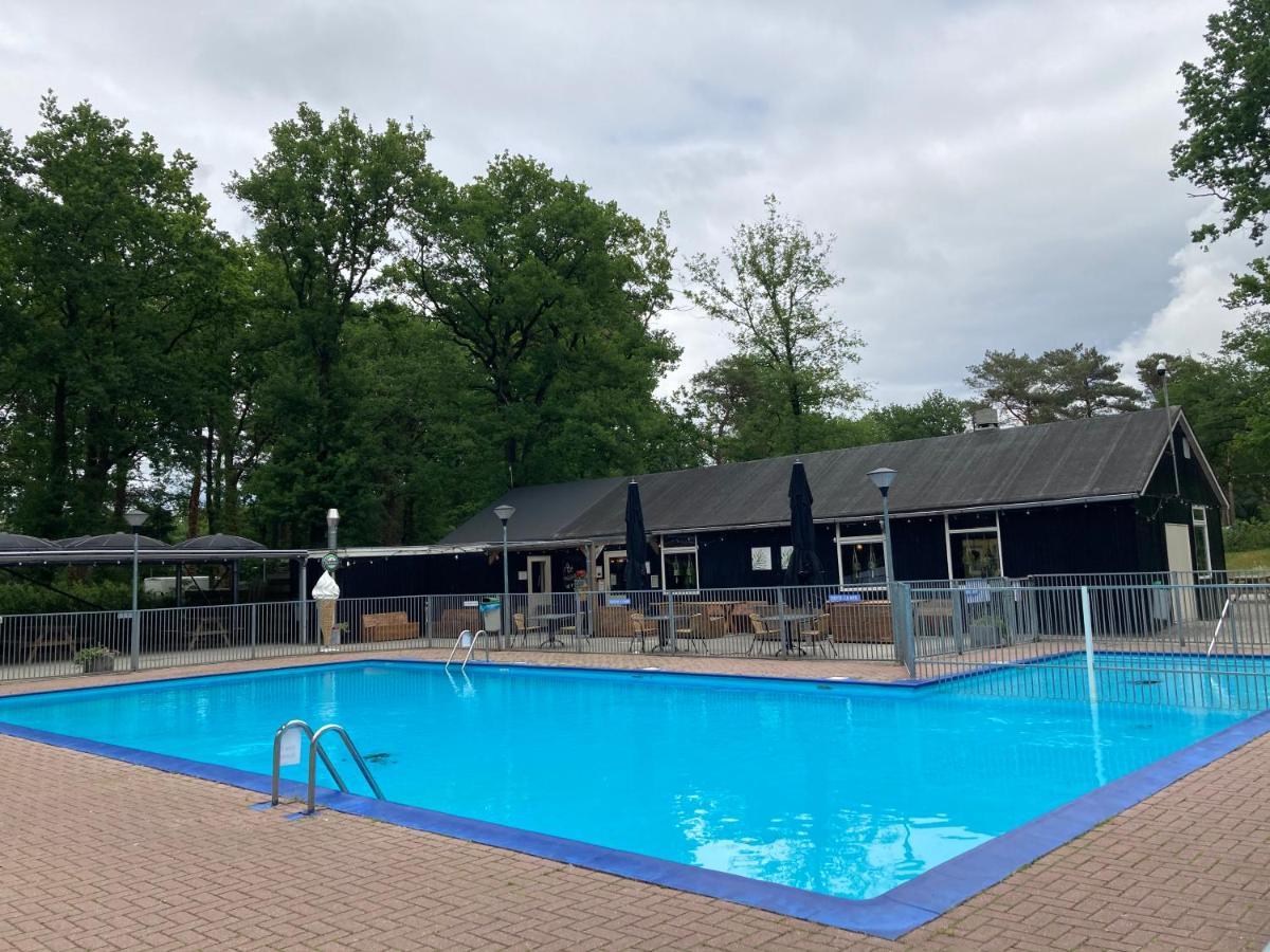 Wulft 47 Zonnig gezellig 6p chalet met zwembad in bosrijke omgeving op Familie Camping de Vossenburcht IJhorst Buitenkant foto