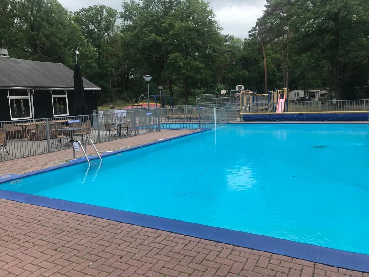 Wulft 47 Zonnig gezellig 6p chalet met zwembad in bosrijke omgeving op Familie Camping de Vossenburcht IJhorst Buitenkant foto