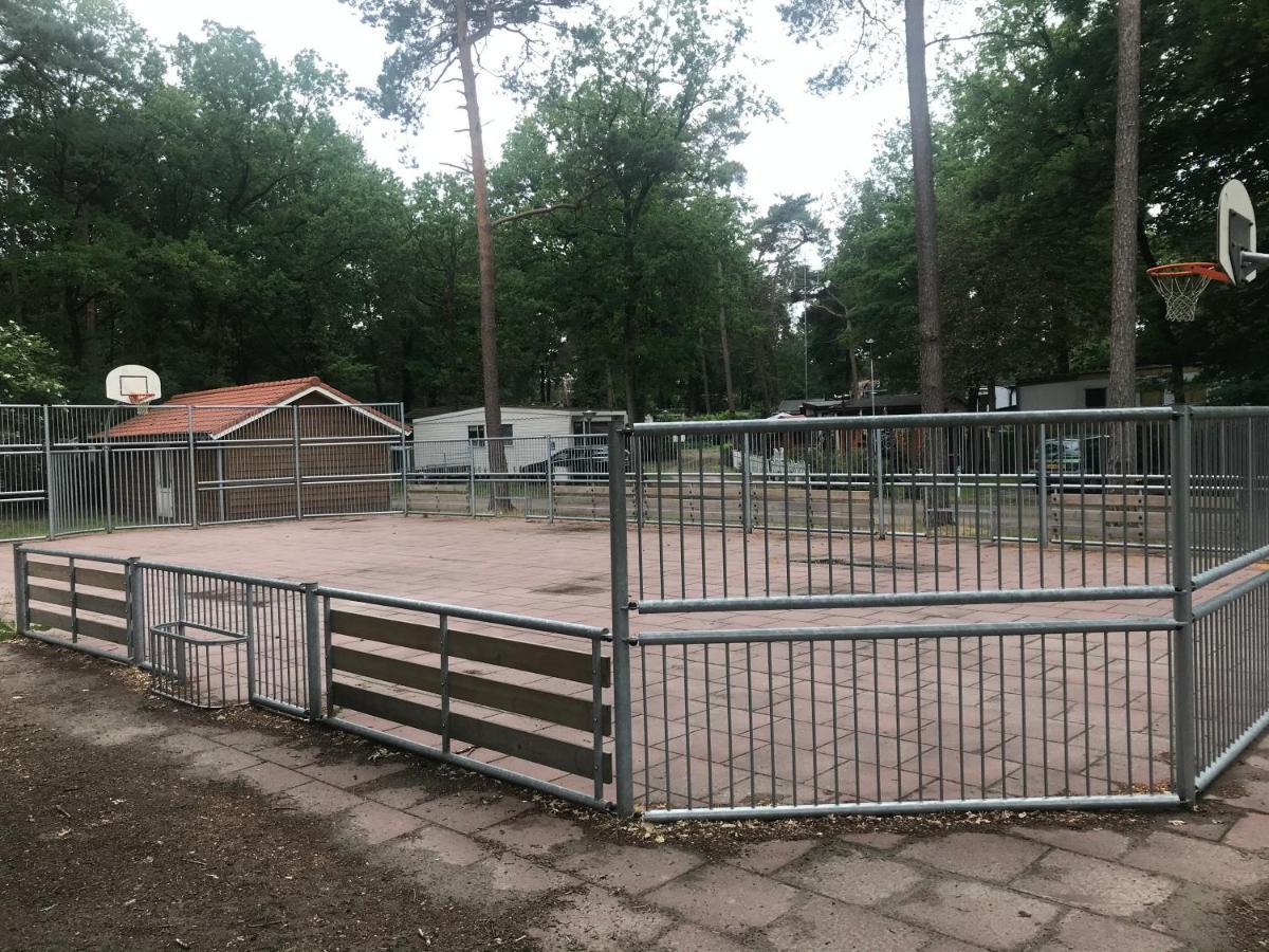 Wulft 47 Zonnig gezellig 6p chalet met zwembad in bosrijke omgeving op Familie Camping de Vossenburcht IJhorst Buitenkant foto