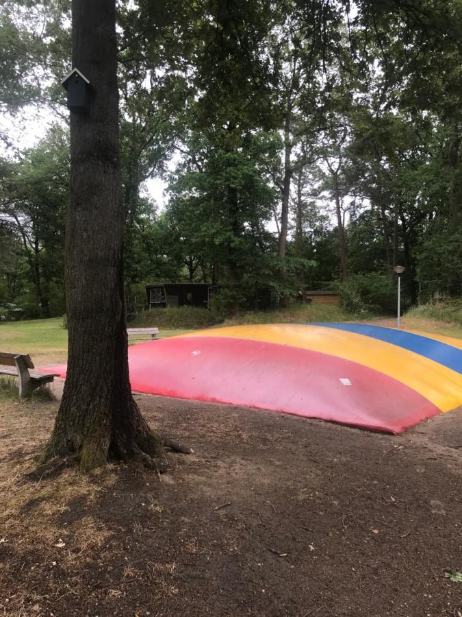 Wulft 47 Zonnig gezellig 6p chalet met zwembad in bosrijke omgeving op Familie Camping de Vossenburcht Villa IJhorst Buitenkant foto